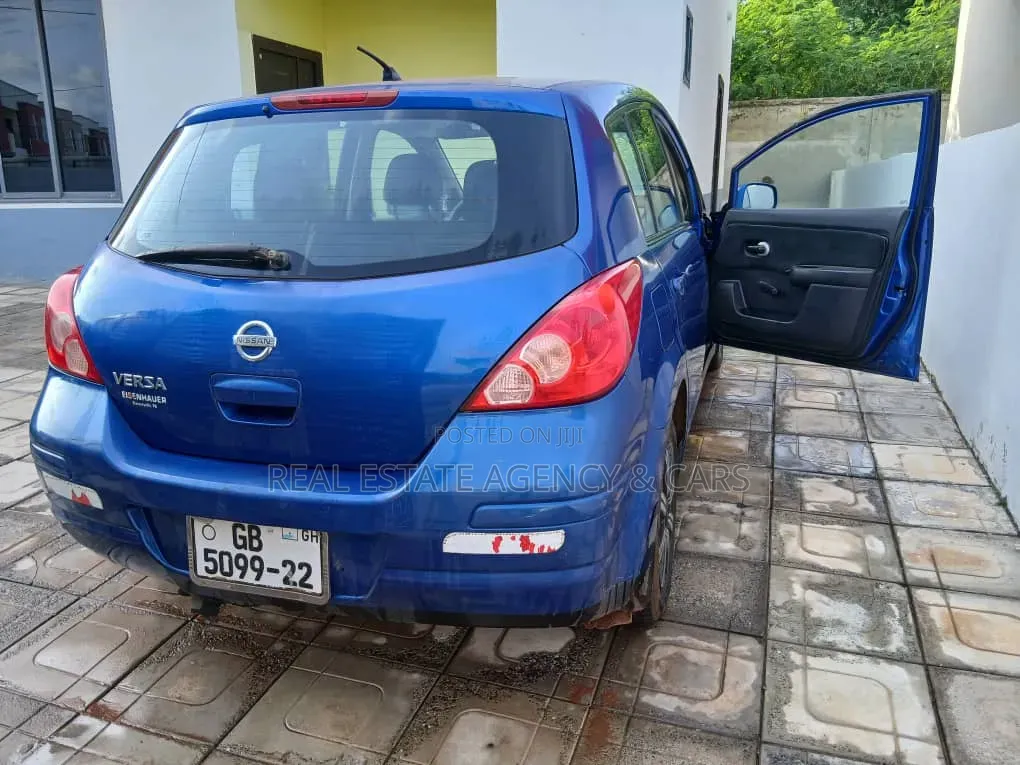 Nissan Versa Hatchback 1.8 S 2009 Blue
