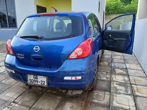 Nissan Versa Hatchback 1.8 S 2009 Blue