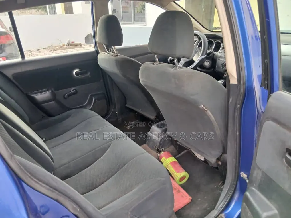 Nissan Versa Hatchback 1.8 S 2009 Blue