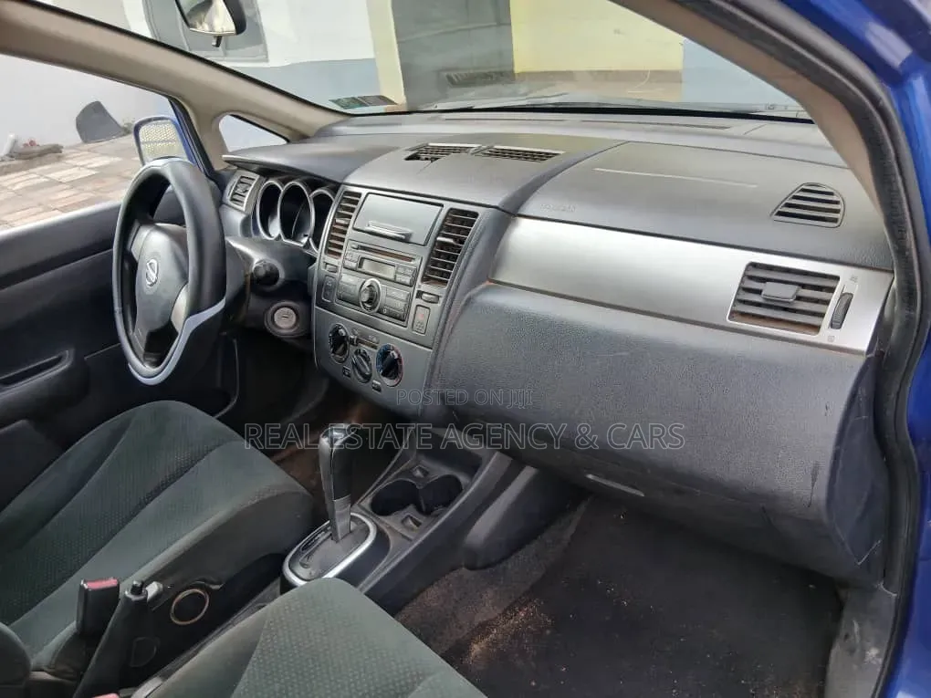 Nissan Versa Hatchback 1.8 S 2009 Blue