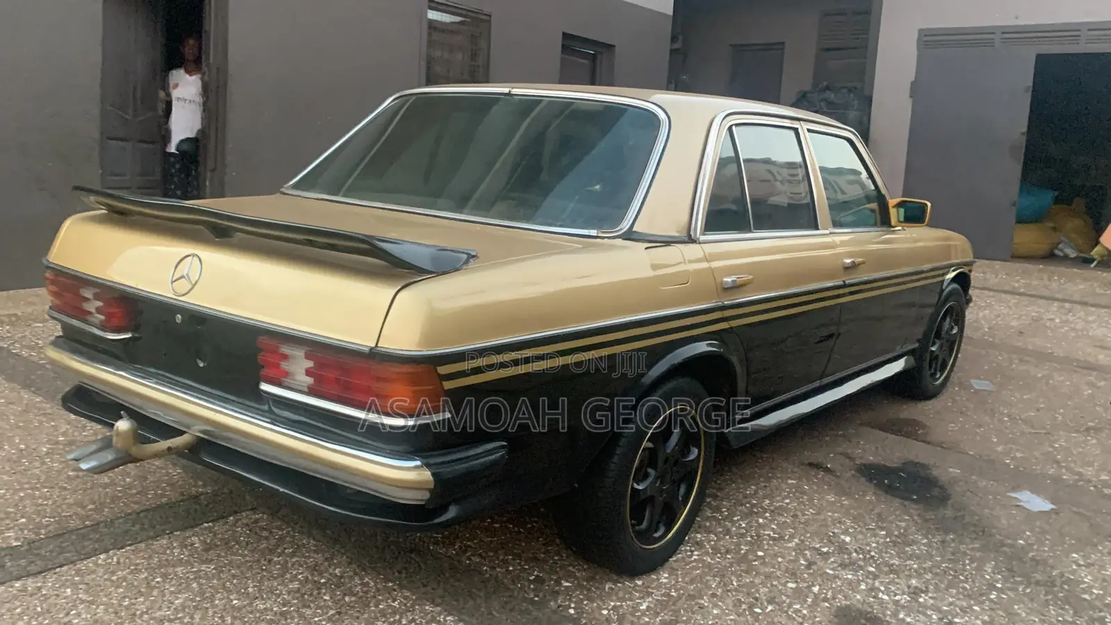 Mercedes-Benz W123 1976 Gold