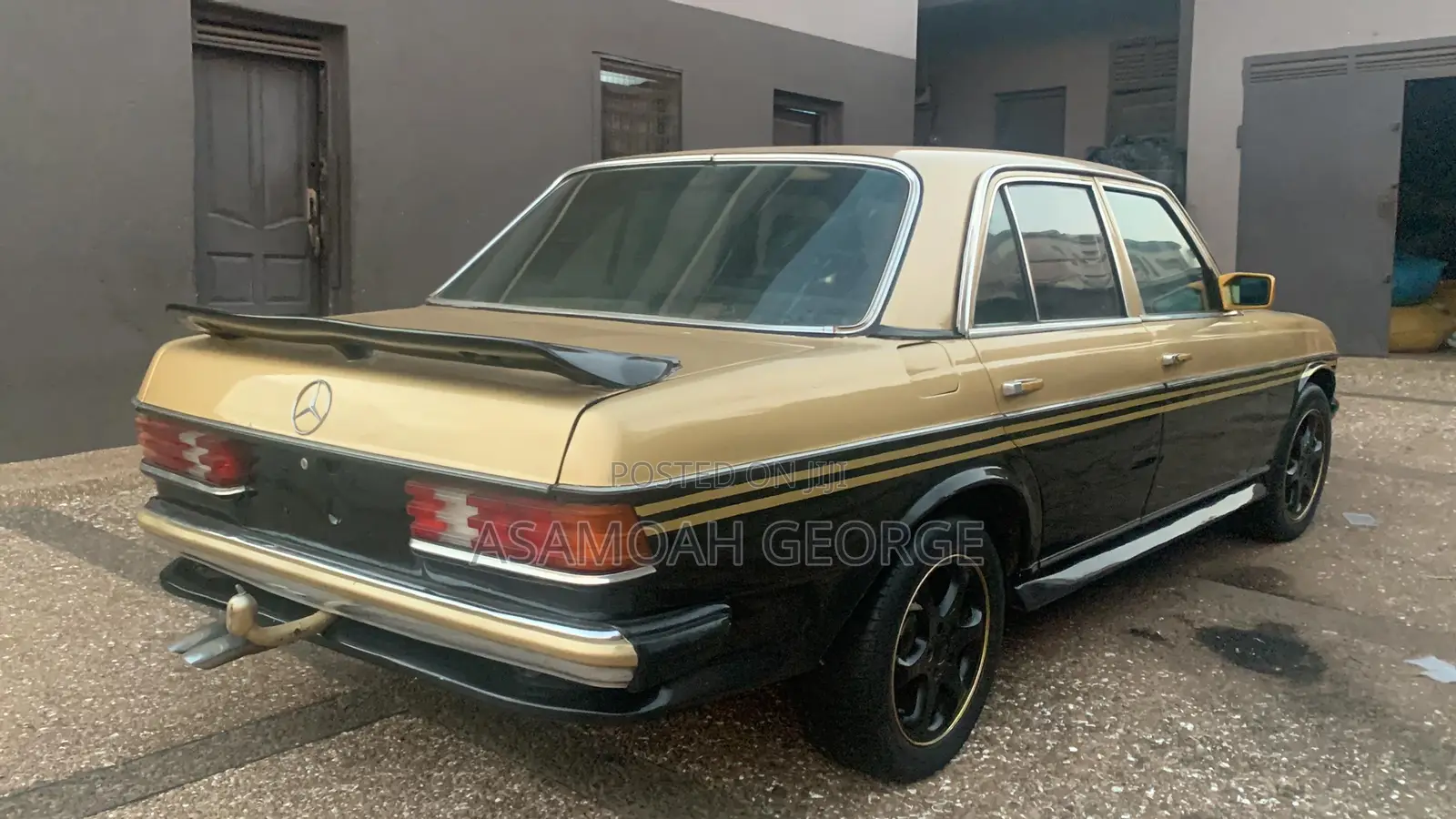 Mercedes-Benz W123 1976 Gold
