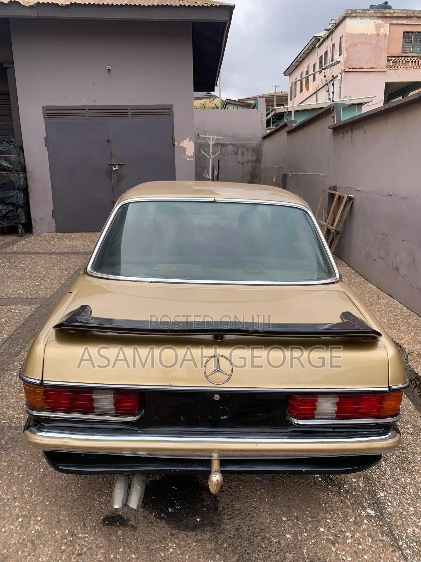 Mercedes-Benz W123 1976 Gold