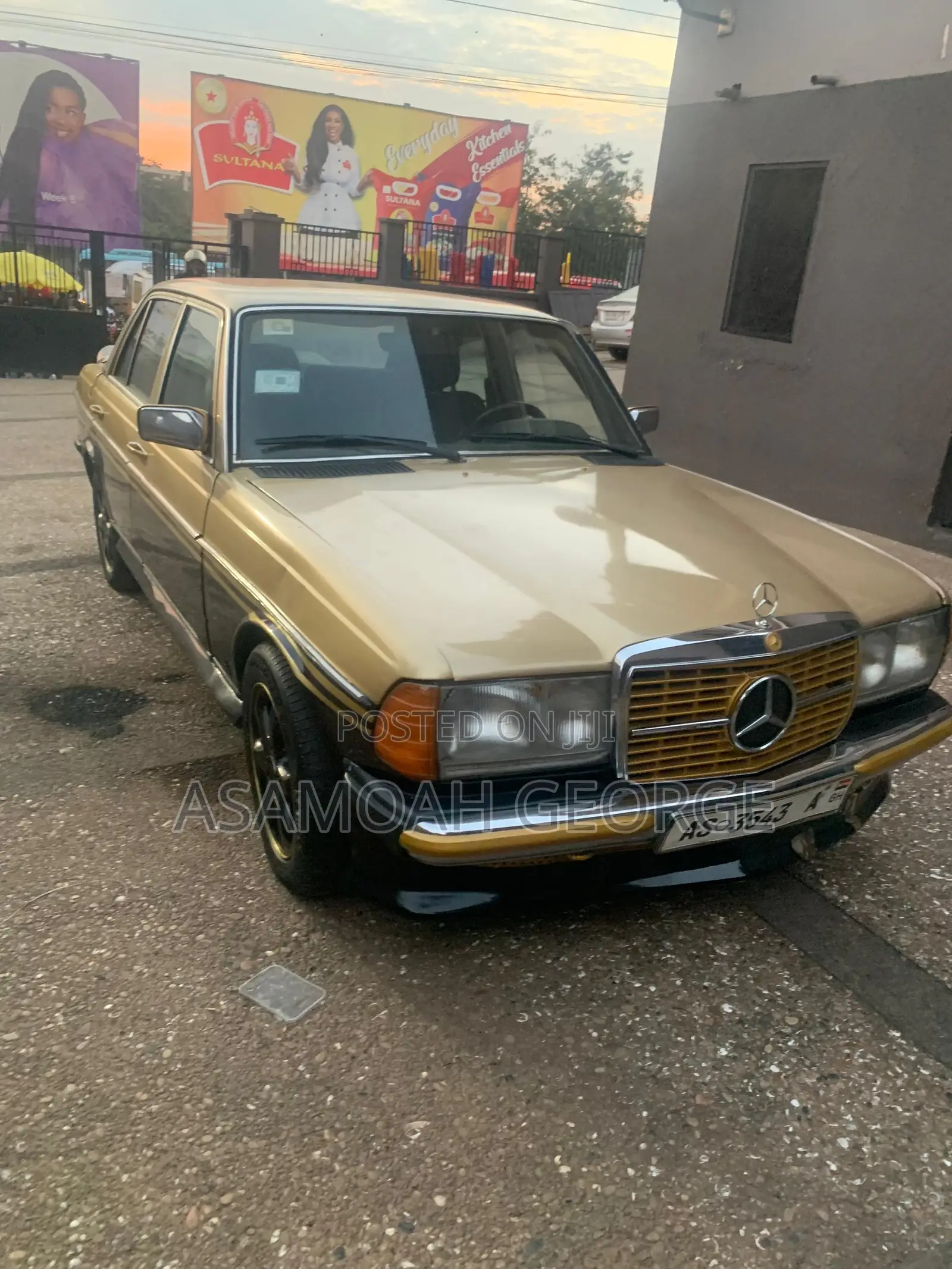 Mercedes-Benz W123 1976 Gold