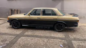 Mercedes-Benz W123 1976 Gold