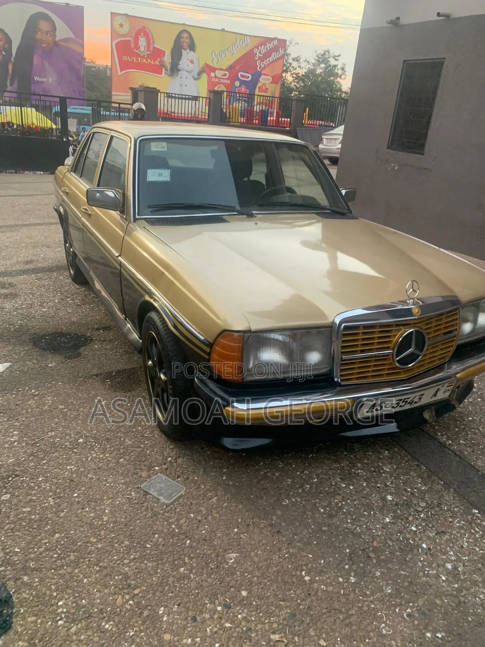 Mercedes-Benz W123 1976 Gold