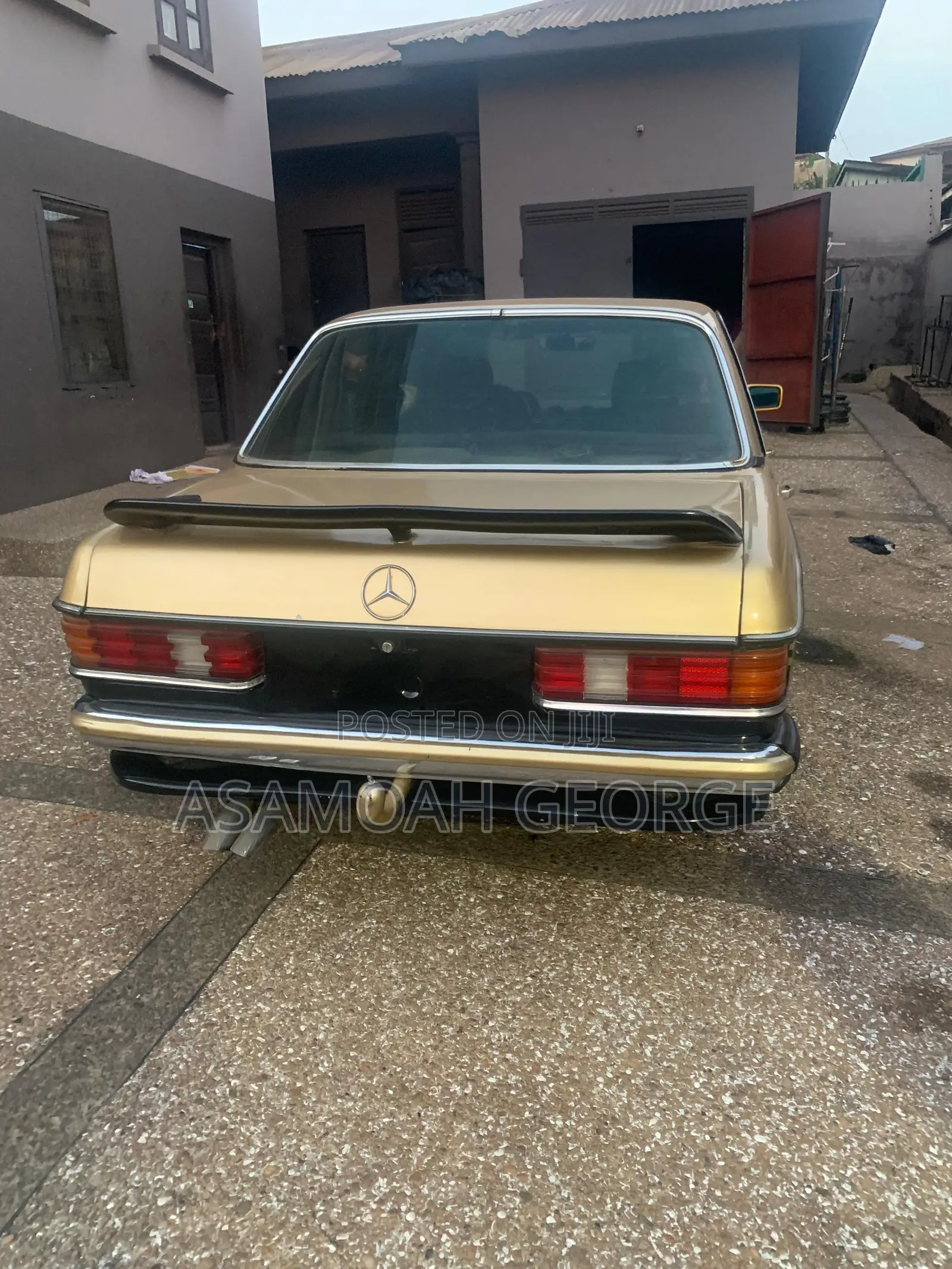 Mercedes-Benz W123 1976 Gold