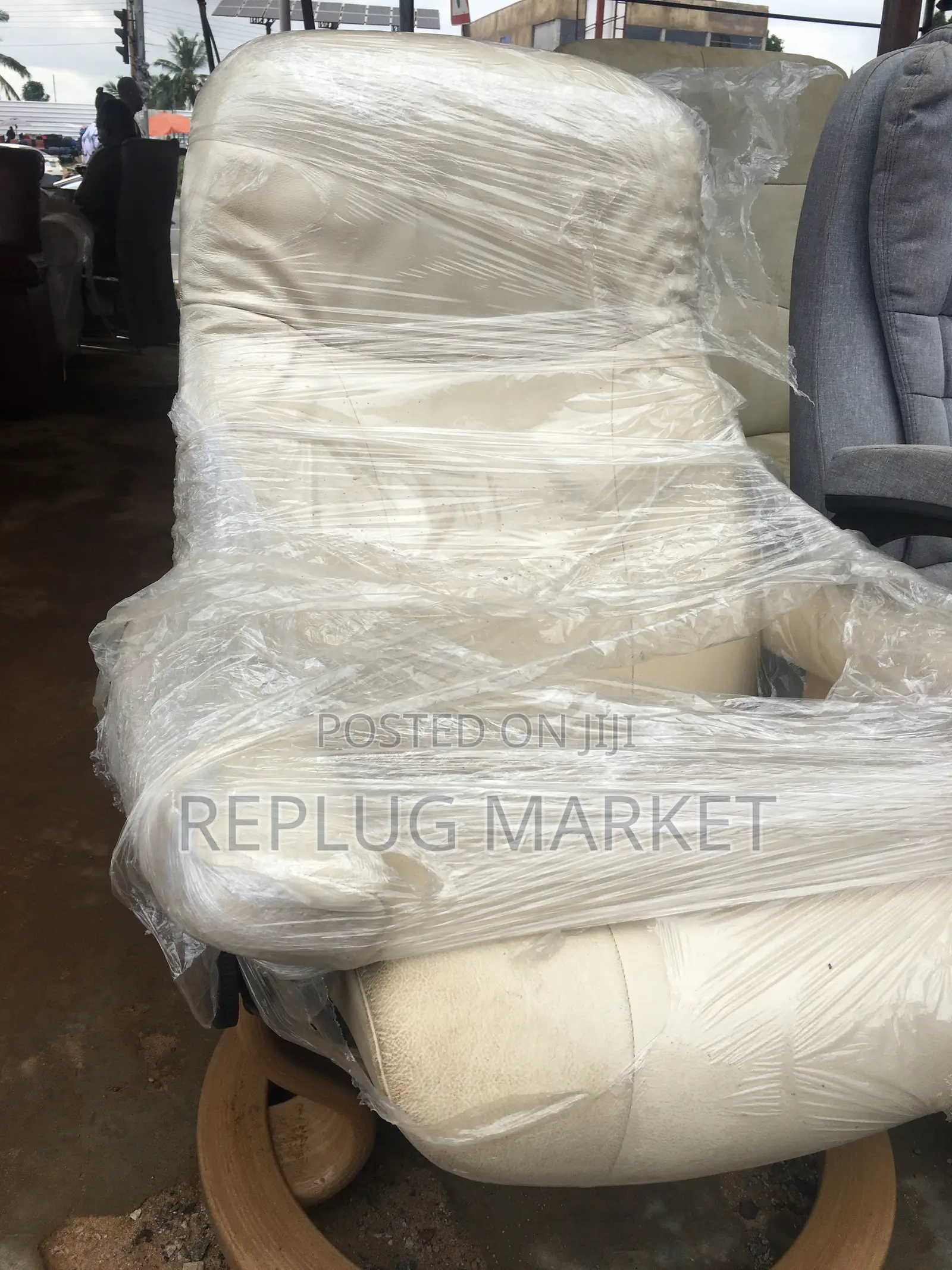 Cream Leather Clean Single Sofa