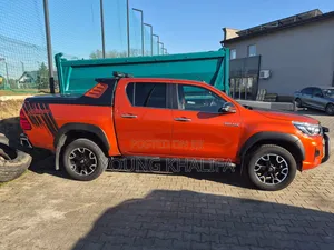 Toyota Hilux 2019 Orange