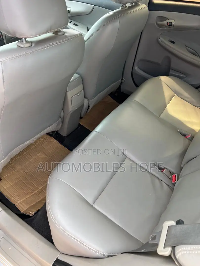 Toyota Corolla LE 4dr Sedan (1.8L 4cyl 4A) 2013 Silver