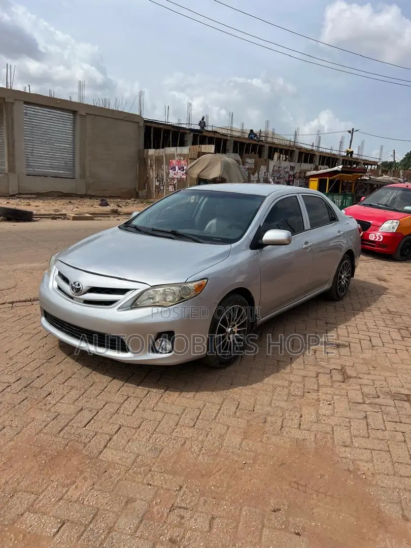 Toyota Corolla LE 4dr Sedan (1.8L 4cyl 4A) 2013 Silver