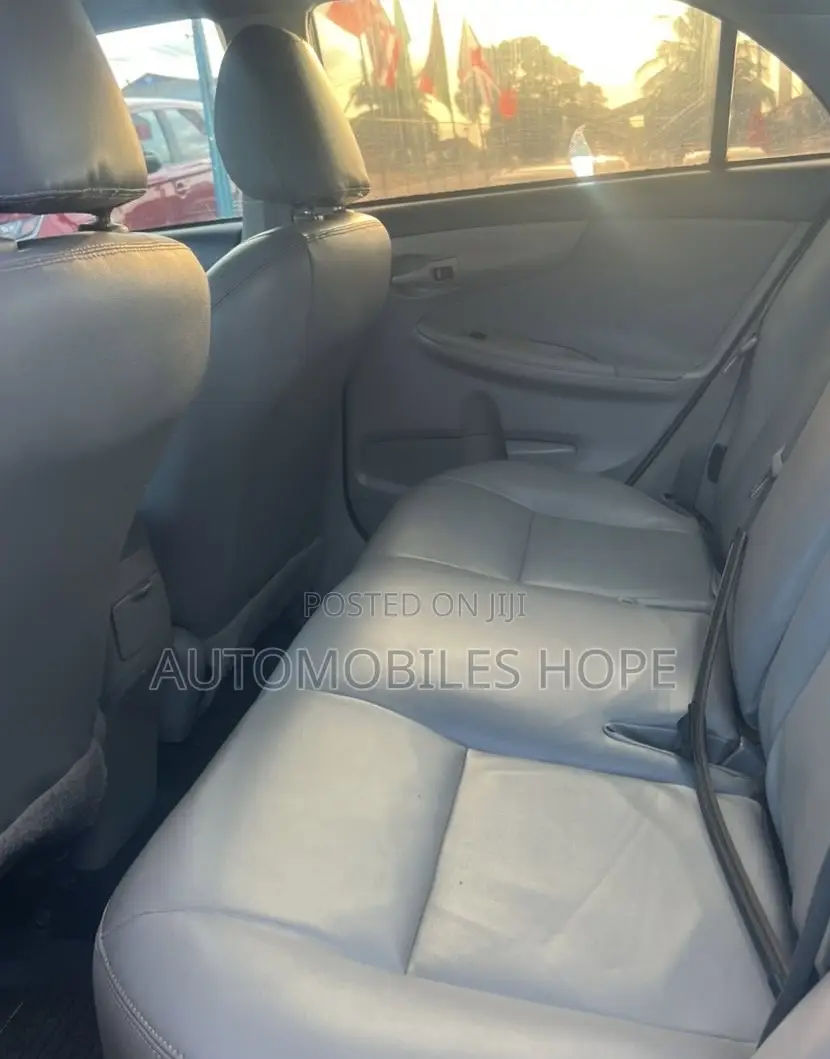 Toyota Corolla LE 4dr Sedan (1.8L 4cyl 4A) 2013 Silver
