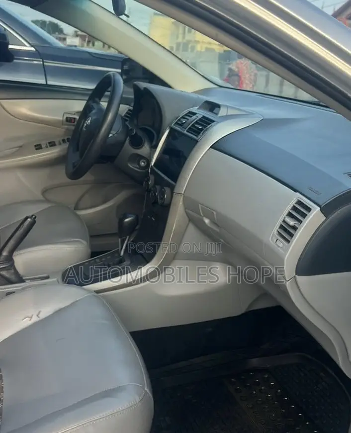 Toyota Corolla LE 4dr Sedan (1.8L 4cyl 4A) 2013 Silver
