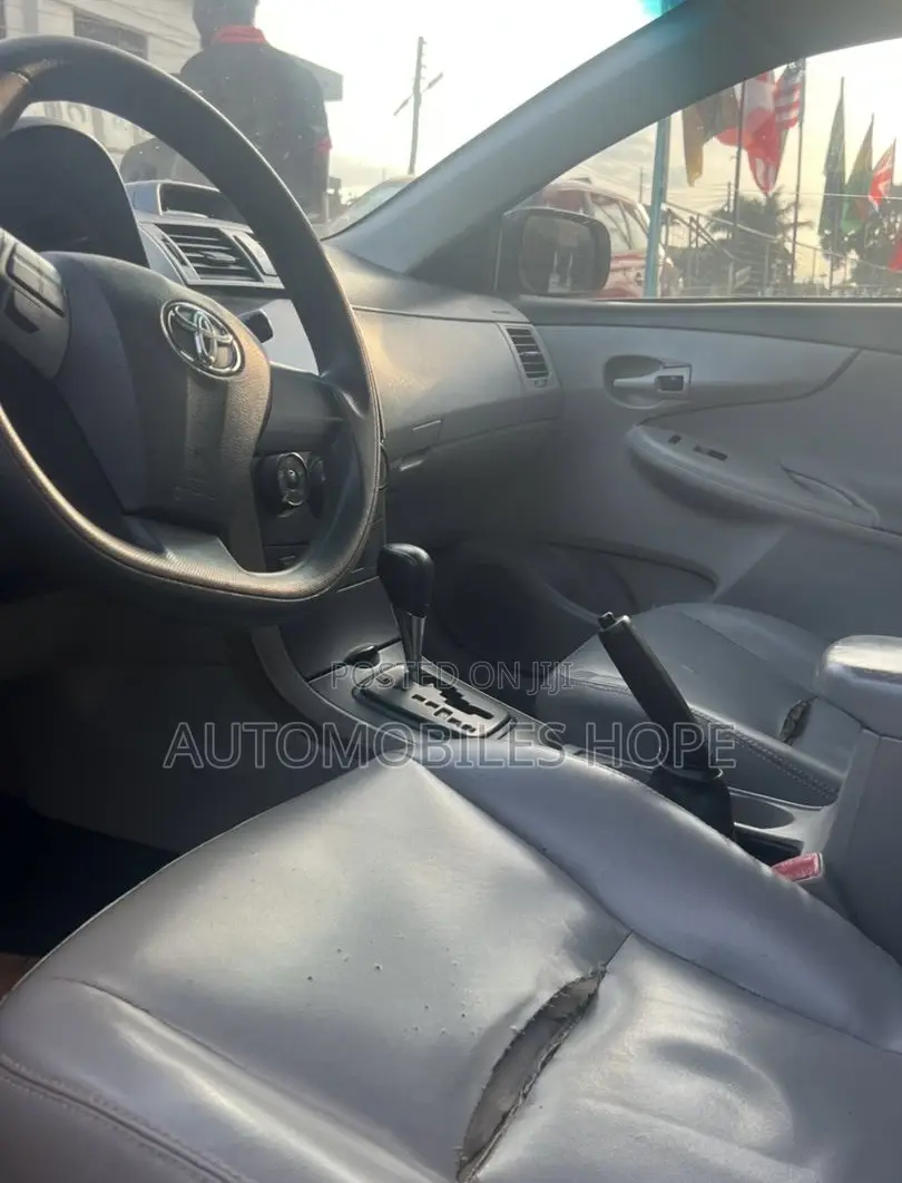 Toyota Corolla LE 4dr Sedan (1.8L 4cyl 4A) 2013 Silver