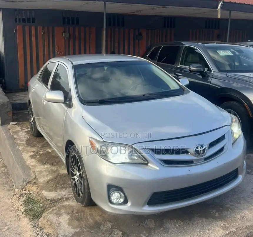 Toyota Corolla LE 4dr Sedan (1.8L 4cyl 4A) 2013 Silver