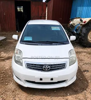 Toyota Yaris Base Hatchback 5dr 2011 White