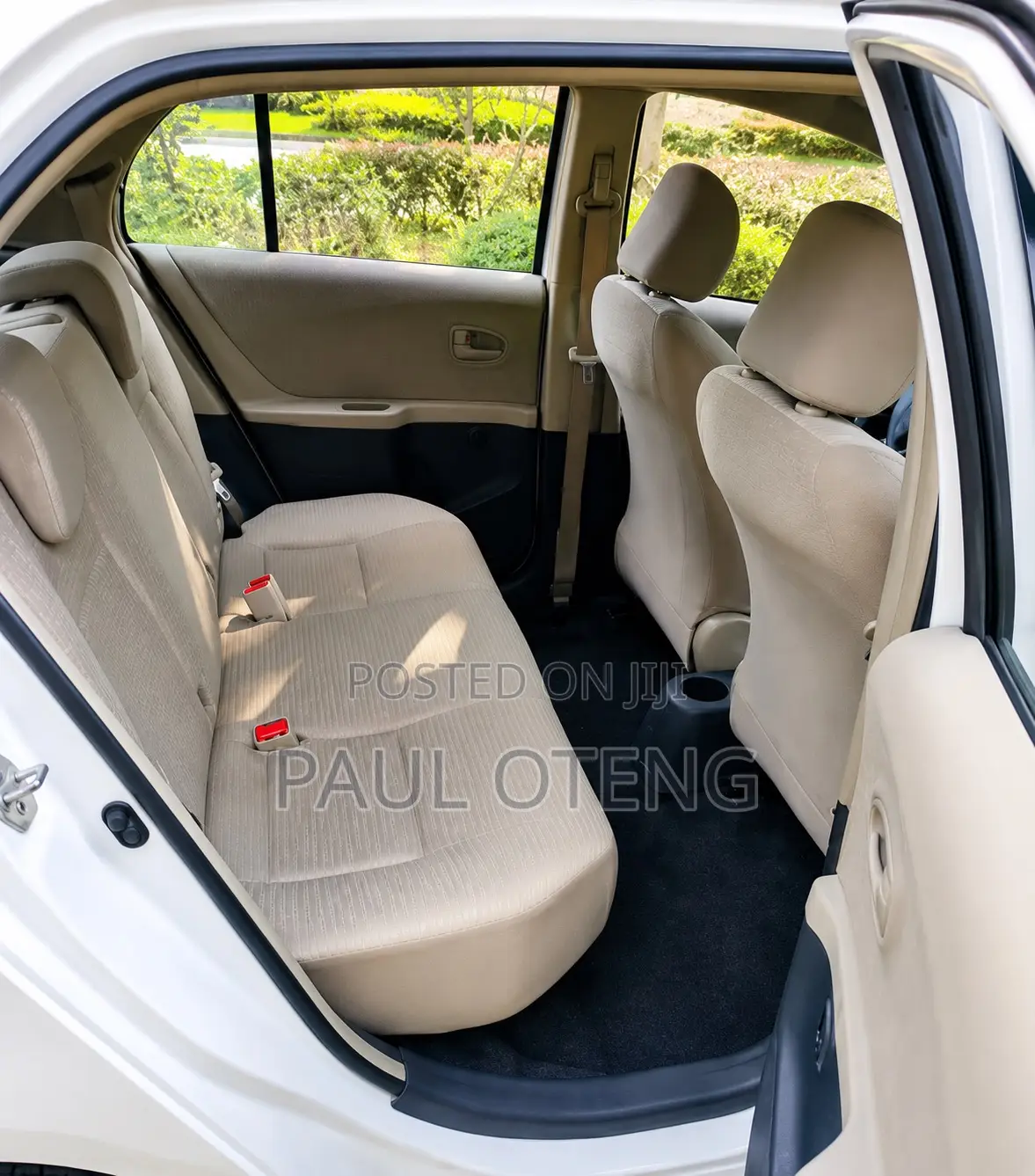 Toyota Yaris Base Hatchback 5dr 2011 White