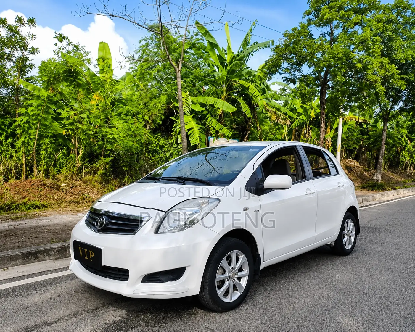 Toyota Yaris Base Hatchback 5dr 2011 White