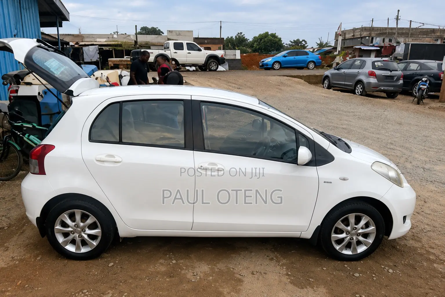 Toyota Yaris Base Hatchback 5dr 2011 White