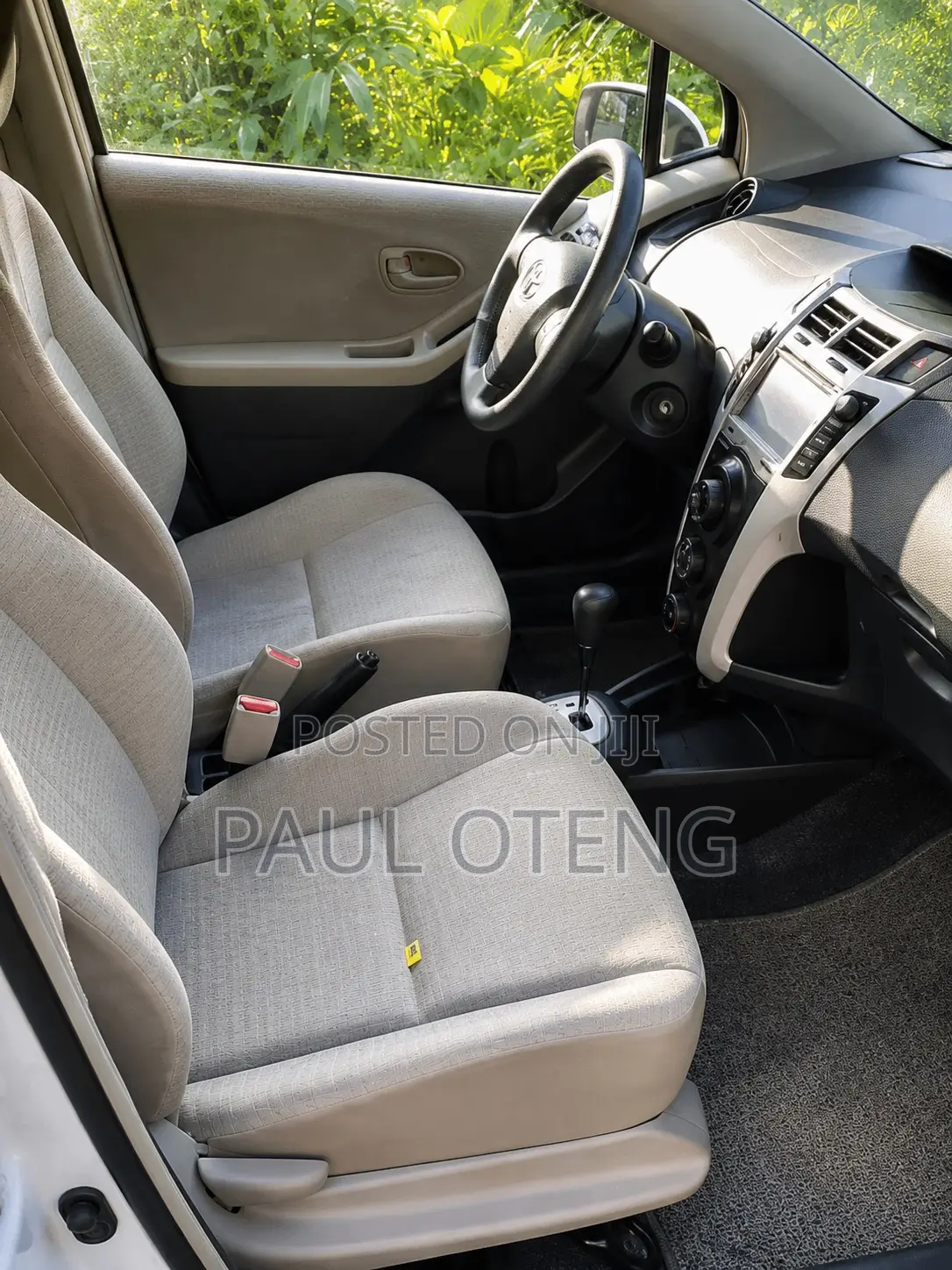 Toyota Yaris Base Hatchback 5dr 2011 White