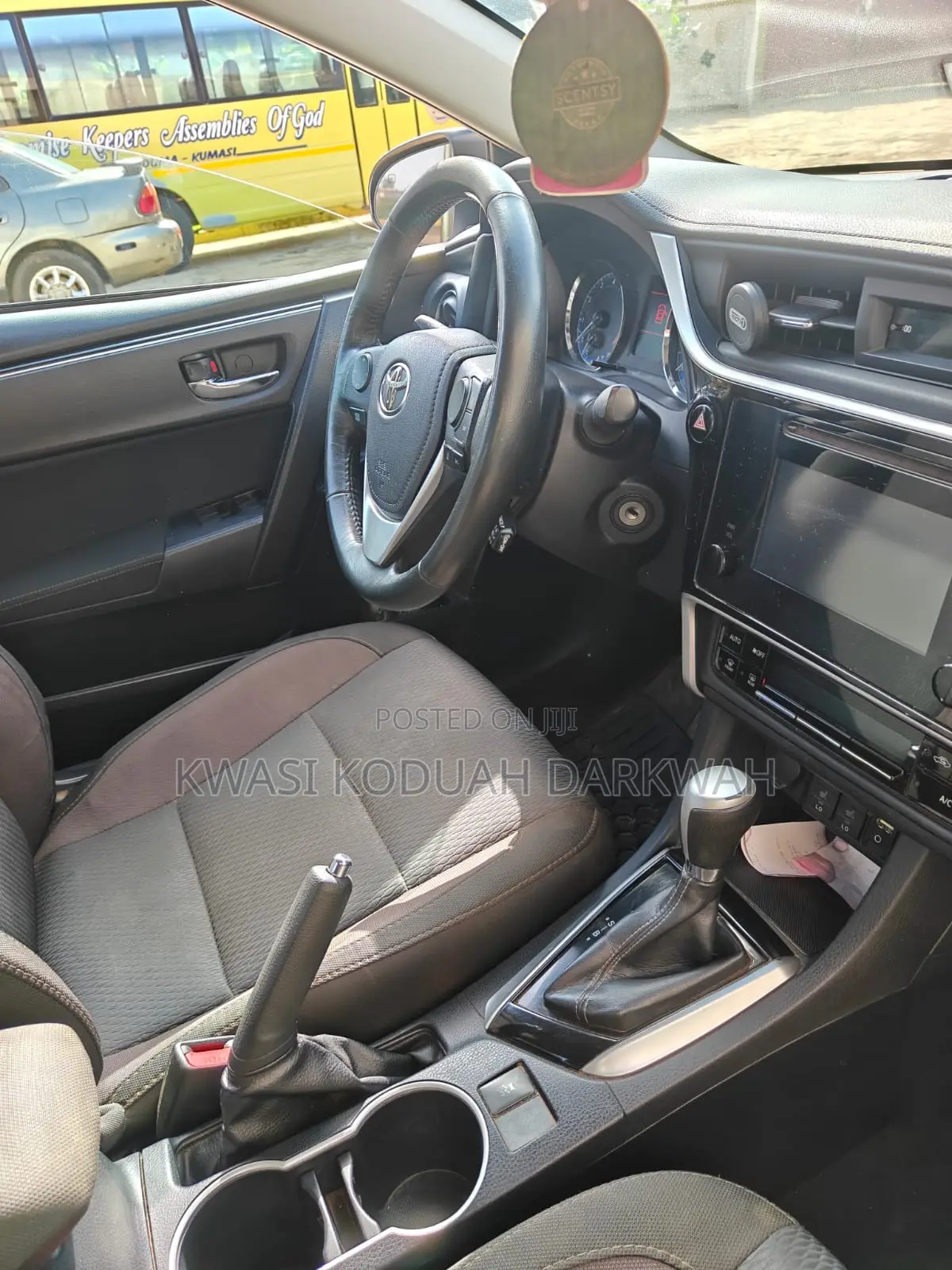 Toyota Corolla LE 4dr Sedan (1.8L 4cyl CVT) 2017 White