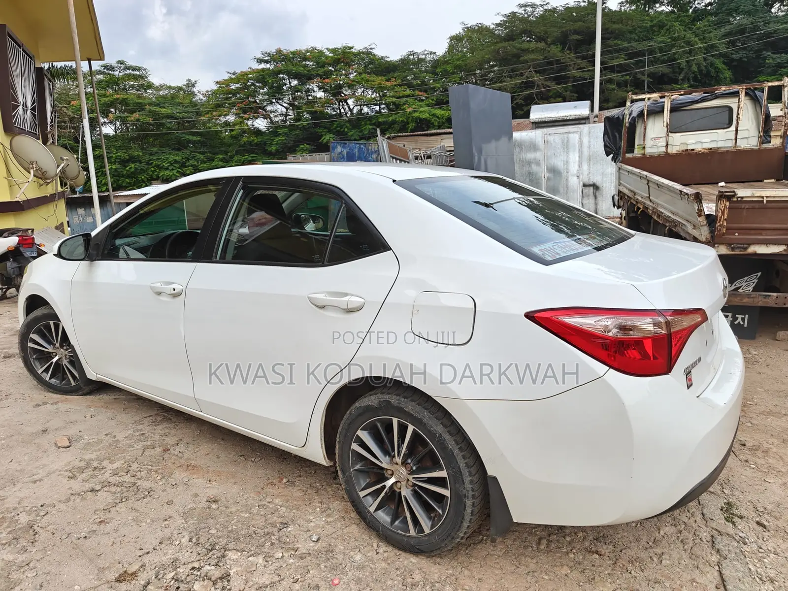 Toyota Corolla LE 4dr Sedan (1.8L 4cyl CVT) 2017 White