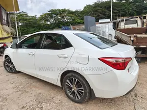 Toyota Corolla LE 4dr Sedan (1.8L 4cyl CVT) 2017 White