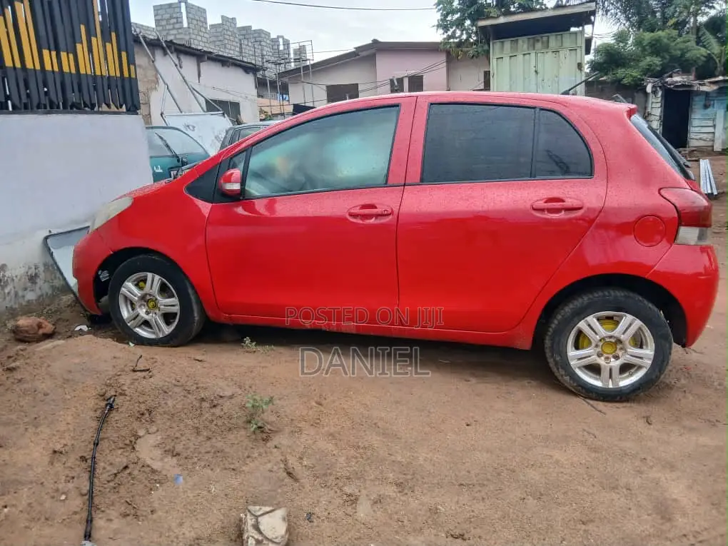 Toyota Vitz 1.0 FWD 5dr 2010 Red