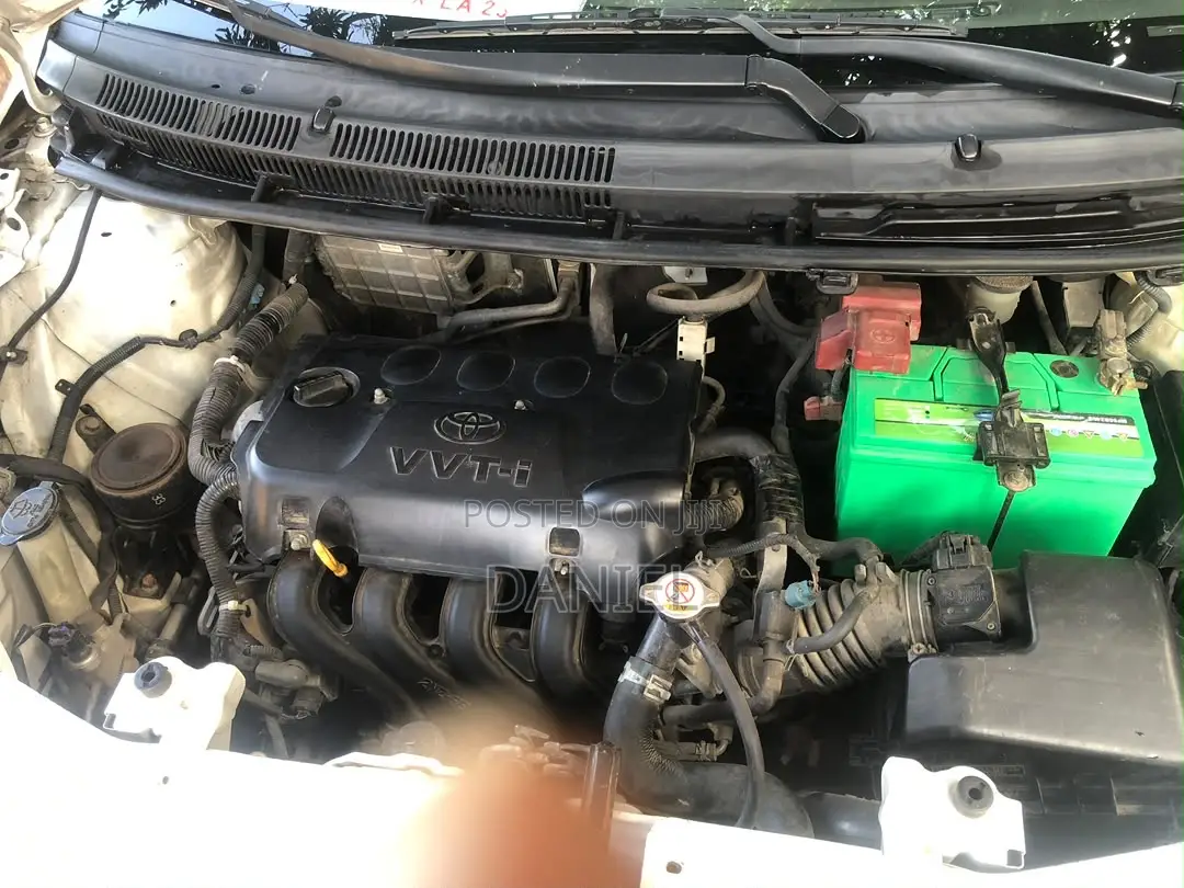 Toyota Vitz 1.0 FWD 5dr 2010 Red