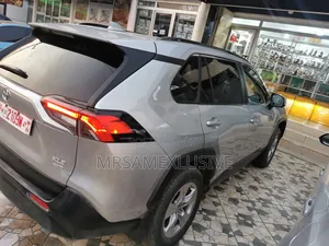 Toyota RAV4 2021 Silver