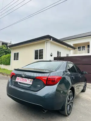 Toyota Corolla SE (1.8L 4cyl 6M) 2018 Gray