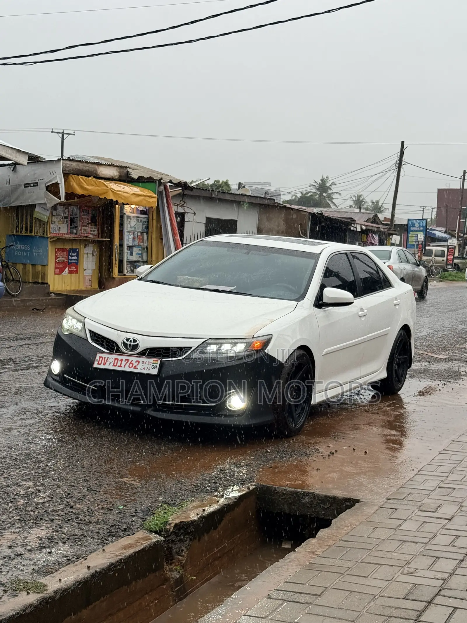 Toyota Camry SE 4dr Sedan (2.5L 4cyl 6A) 2013 White