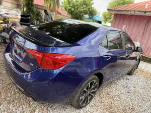Toyota Corolla LE (1.8L 4cyl 2A) 2018 Blue