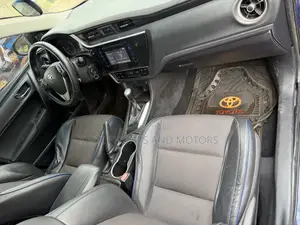 Toyota Corolla LE (1.8L 4cyl 2A) 2018 Blue