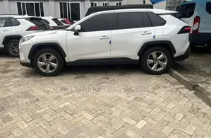 Toyota RAV4 XLE FWD 2023 White