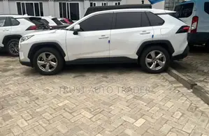 Toyota RAV4 XLE FWD 2023 White