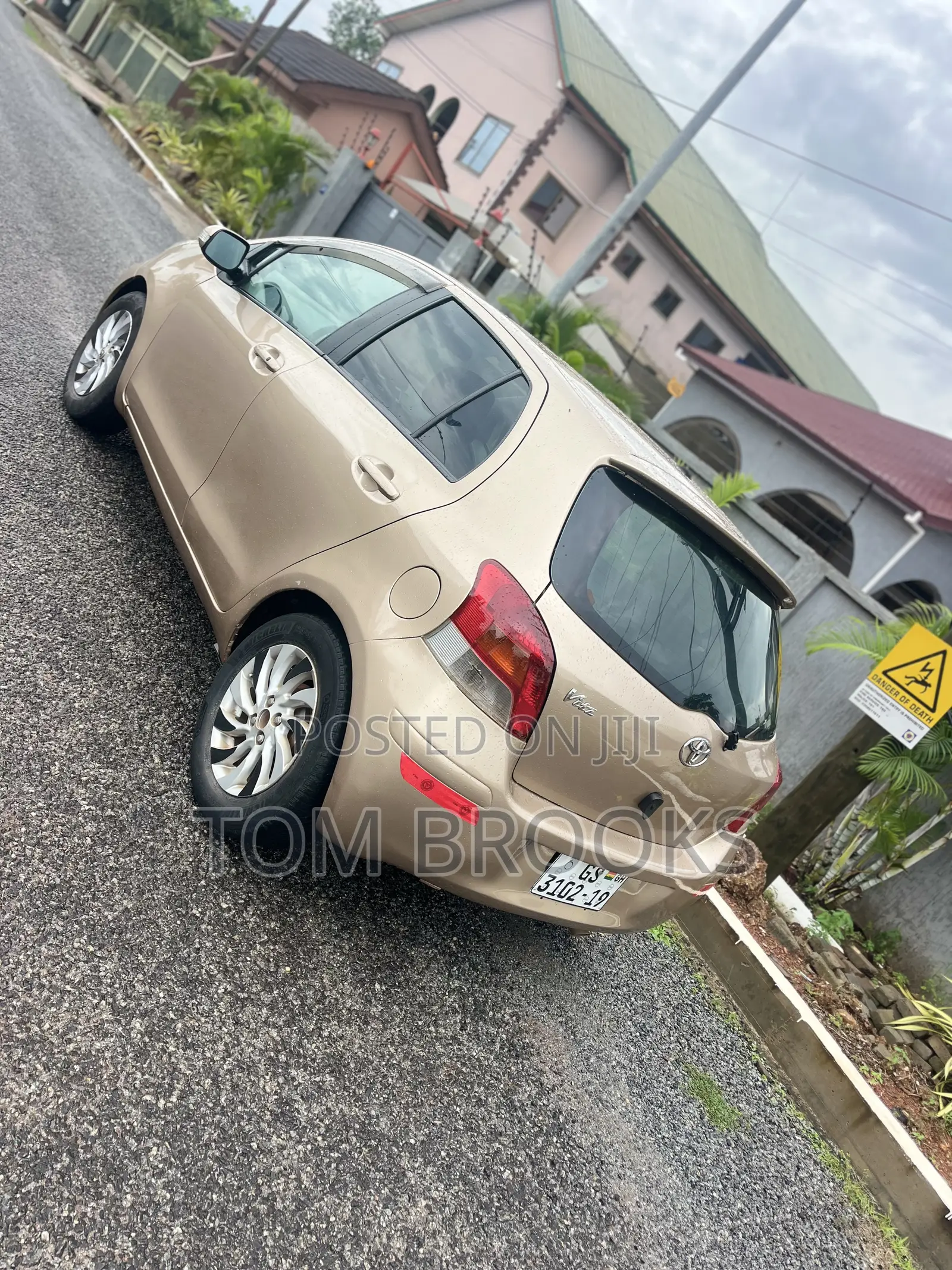 Toyota Vitz 2010 Gold