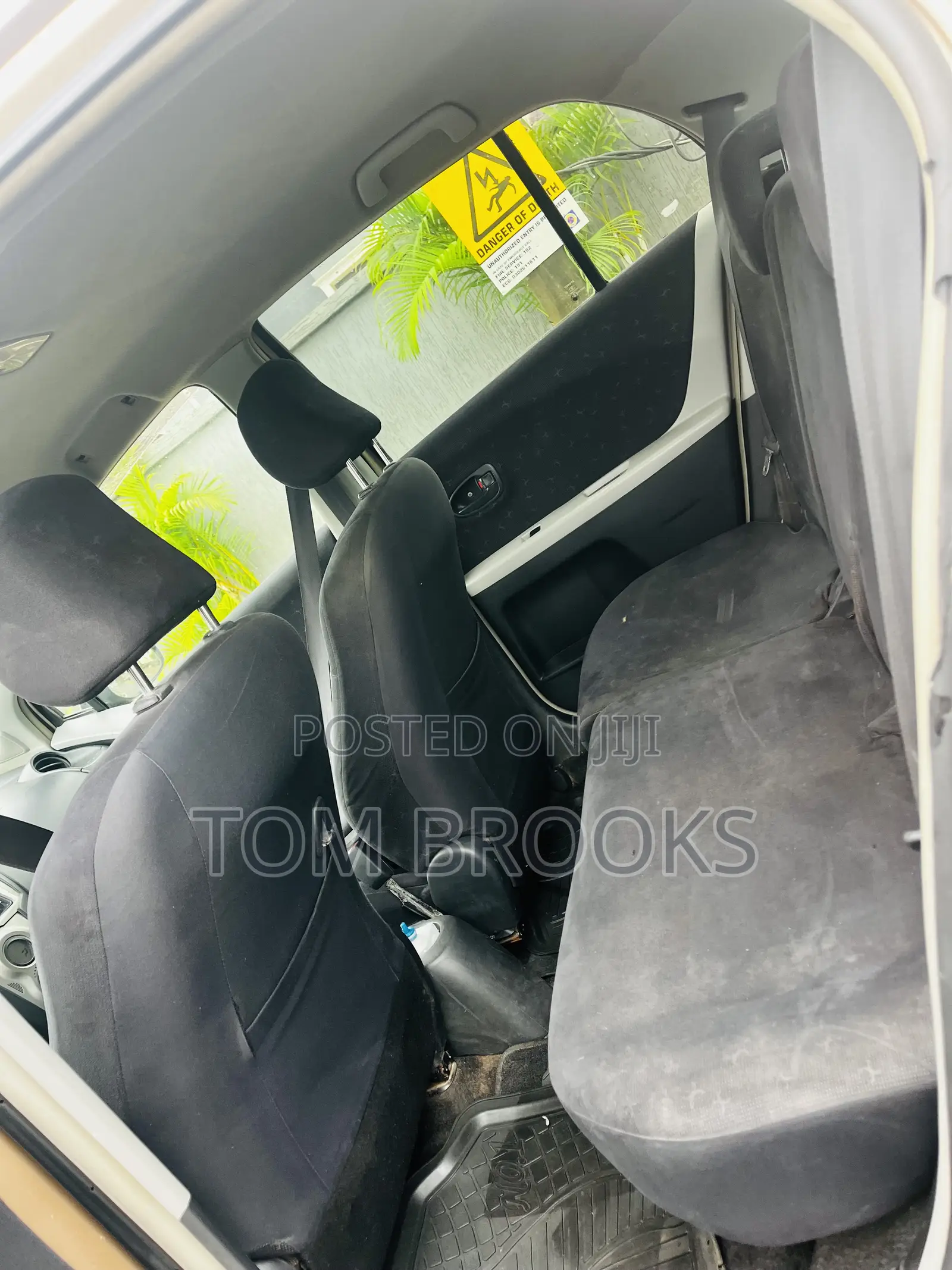 Toyota Vitz 2010 Gold