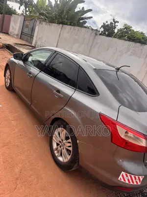 Ford Focus SE Sedan FWD (2.0L 4cyl 5M) 2012 Gray