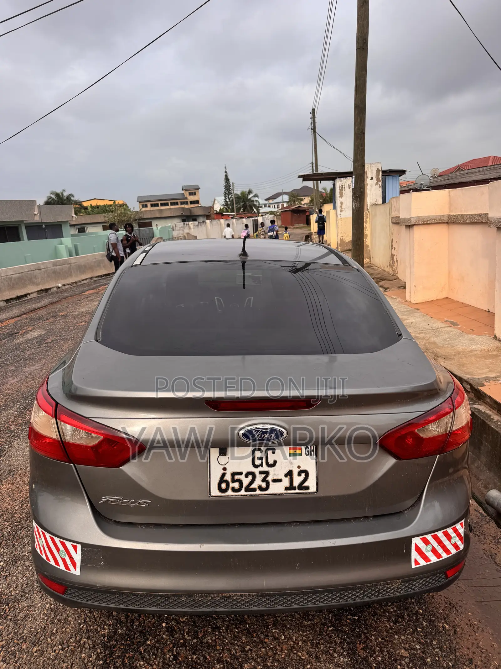 Ford Focus SE Sedan FWD (2.0L 4cyl 5M) 2012 Gray