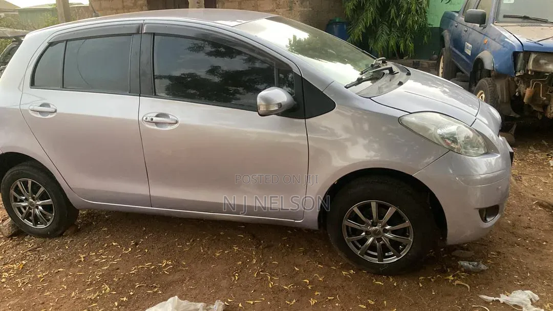 Toyota Yaris Base Hatchback 3dr 2010 Silver