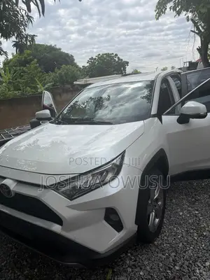 Toyota RAV4 XLE 2021 White