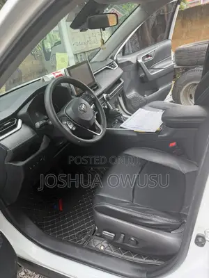 Toyota RAV4 XLE 2021 White