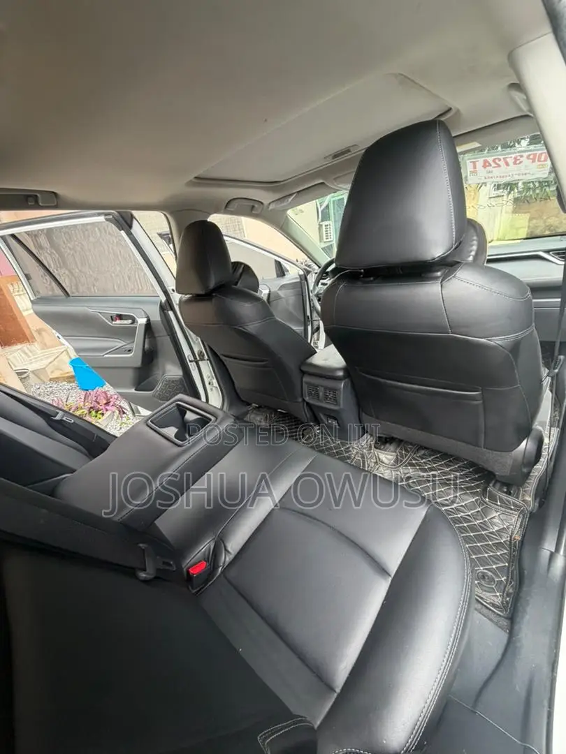 Toyota RAV4 XLE 2021 White