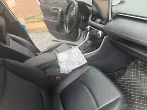 Toyota RAV4 XLE 2021 White