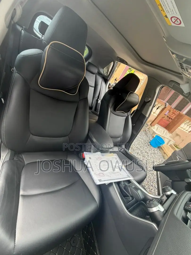 Toyota RAV4 XLE 2021 White