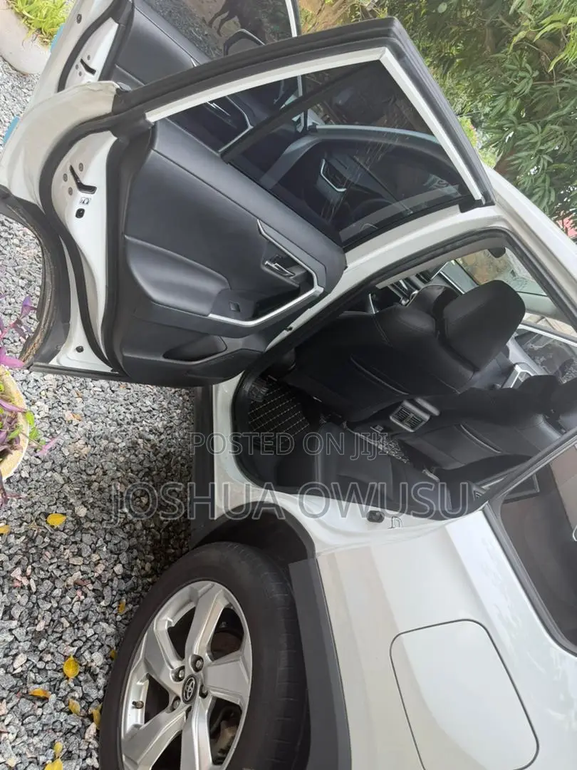 Toyota RAV4 XLE 2021 White