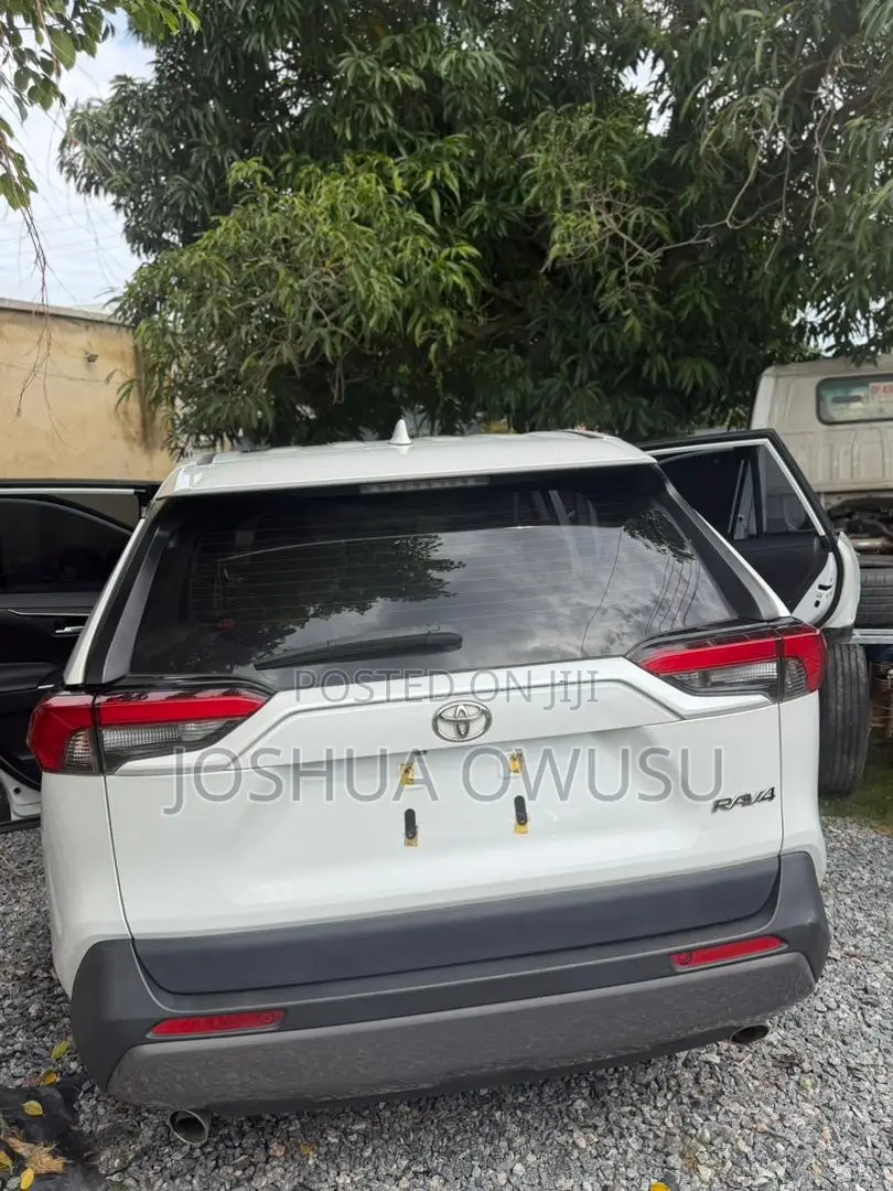 Toyota RAV4 XLE 2021 White