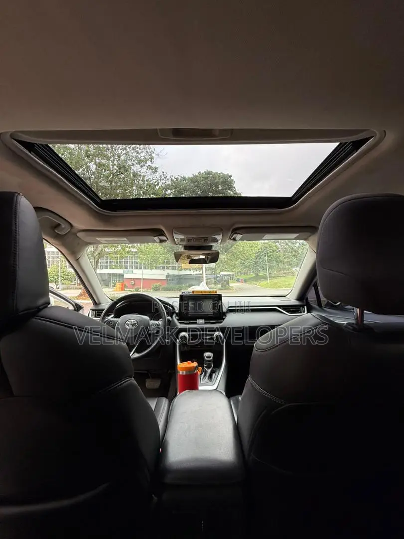 Toyota RAV4 XLE FWD 2019 White