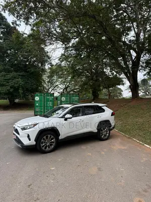 Toyota RAV4 XLE FWD 2019 White